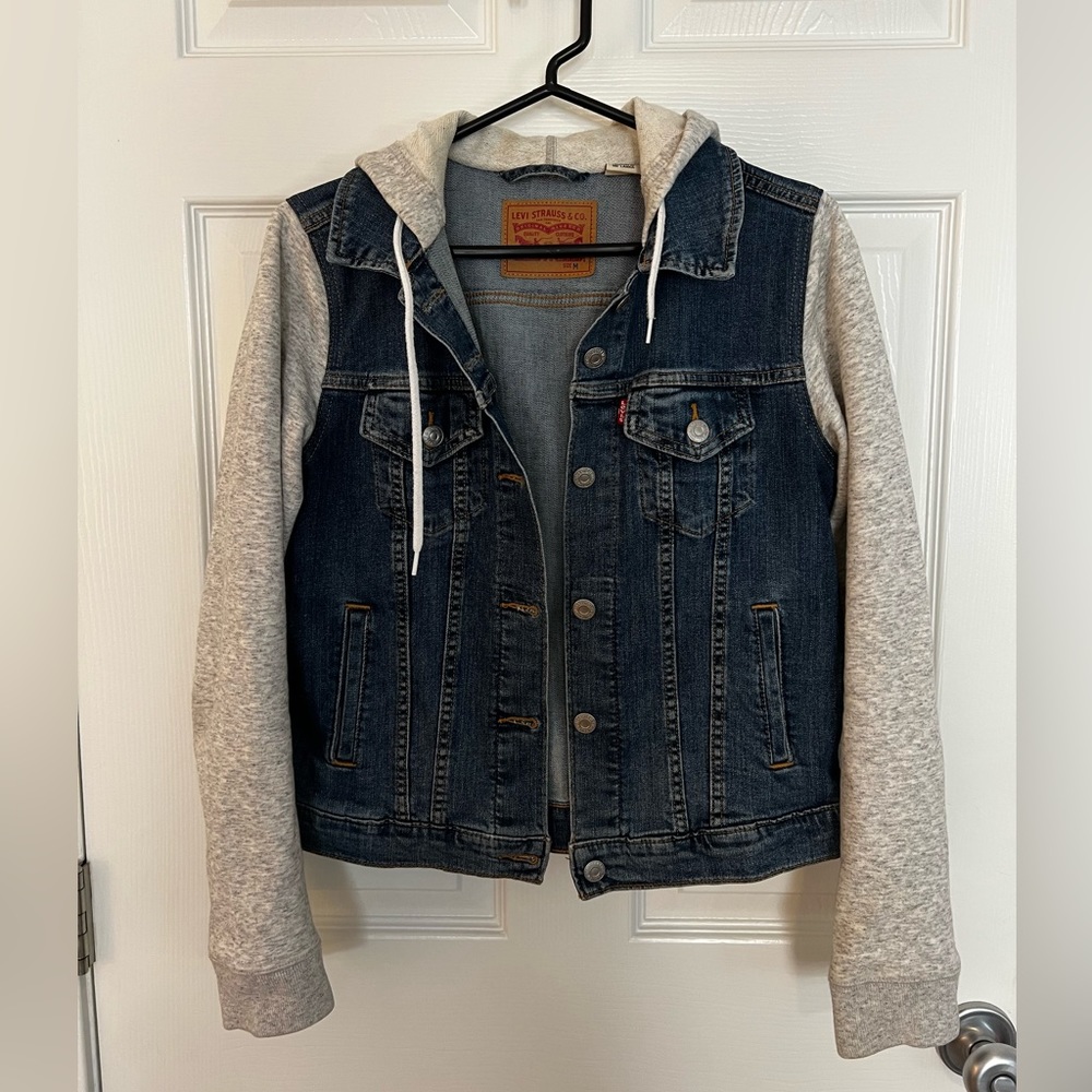 Levi’s denim jacket, size M.